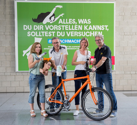 Gruppenfoto mit einem Fahrrad